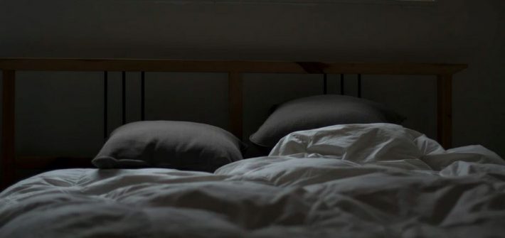 oreillers sur un lit
